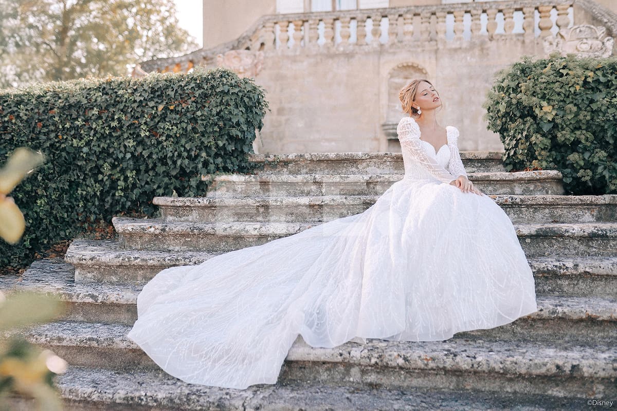 USA295. MIAMI (ESTADOS UNIDOS), 31/01/2025.- Fotografía sin fecha cedida por Disney de una modelo luciendo el traje de novias de Cenicienta en un brillante tono azul platinado que conmemora el 75 aniversario de la película clásica y que forma parte de los 22 diseños inspirados en las princesas de Disney. Disney anunció este viernes una espectacular colección de vestidos de novia para 2025, que rinde homenaje a sus queridas princesas, fruto de su colaboración con Allure Bridals, que llega a su sexto año de trabajo conjunto. EFE/Disney /SOLO USO EDITORIAL /NO VENTAS /SOLO DISPONIBLE PARA ILUSTRAR LA NOTICIA QUE ACOMPAÑA /CRÉDITO OBLIGATORIO