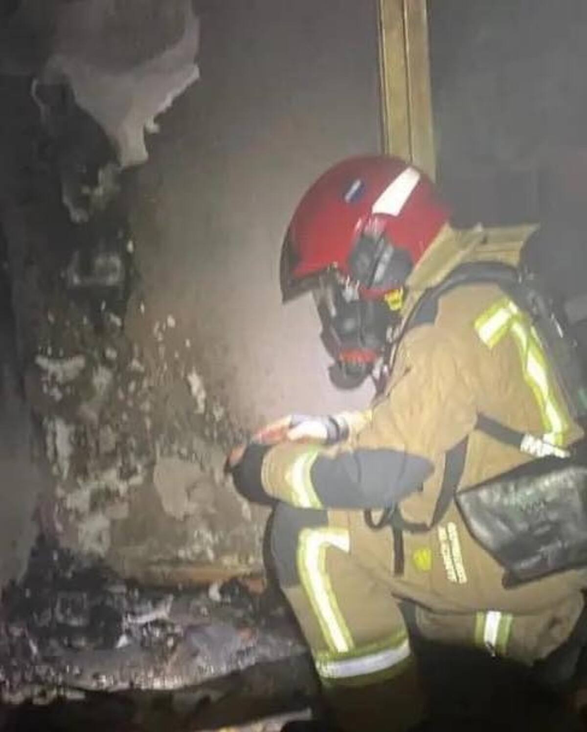 Los bomberos encontraron el cuerpo del joven de 19 años calcinado en su habitación; estaba dormido cuando su cuñada, en un ataque de celos, quemó su casa. Foto: Facebook