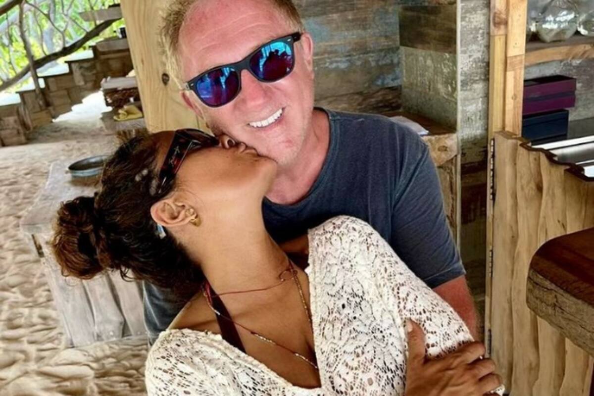 La reacción de Salma Hayek al descubrir mensaje de otra mujer a su esposo