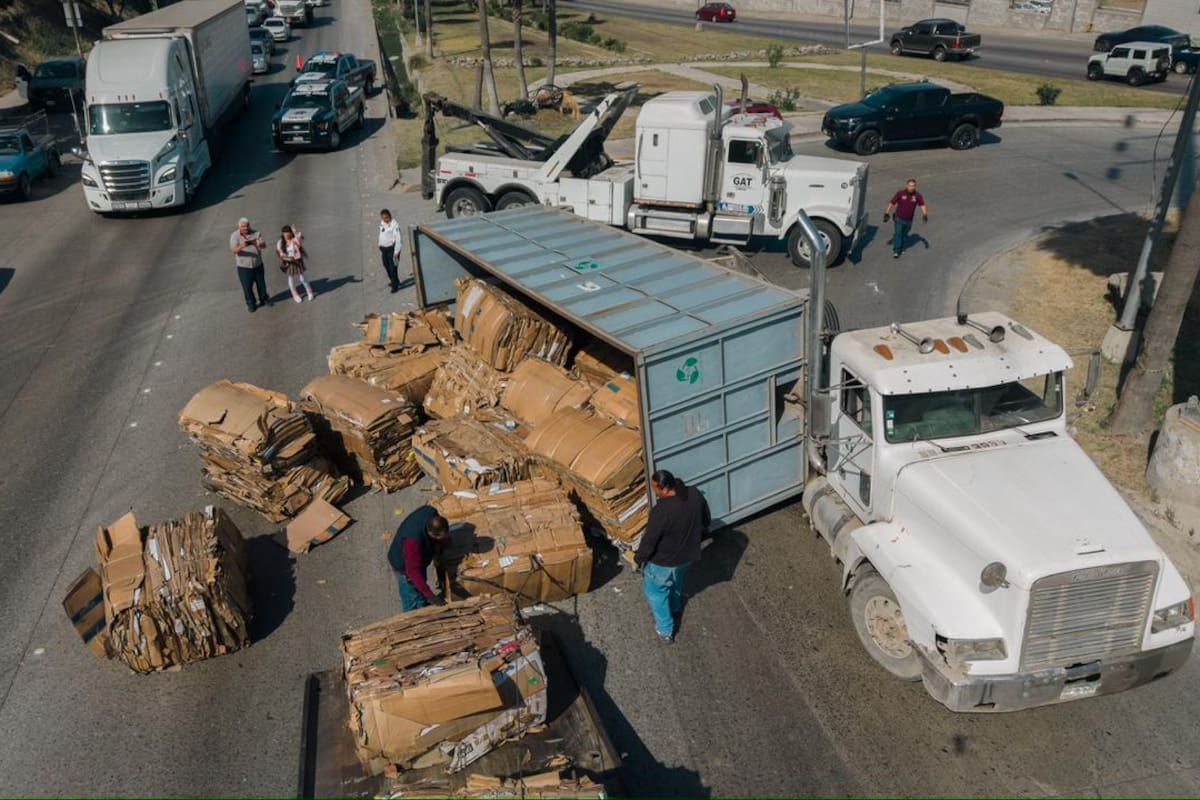 Volcadura de camión deja caos vial con pacas esparcidas sobre Libramiento Sur en Tijuana