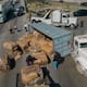Volcadura de camión deja caos vial con pacas esparcidas sobre Libramiento Sur en Tijuana