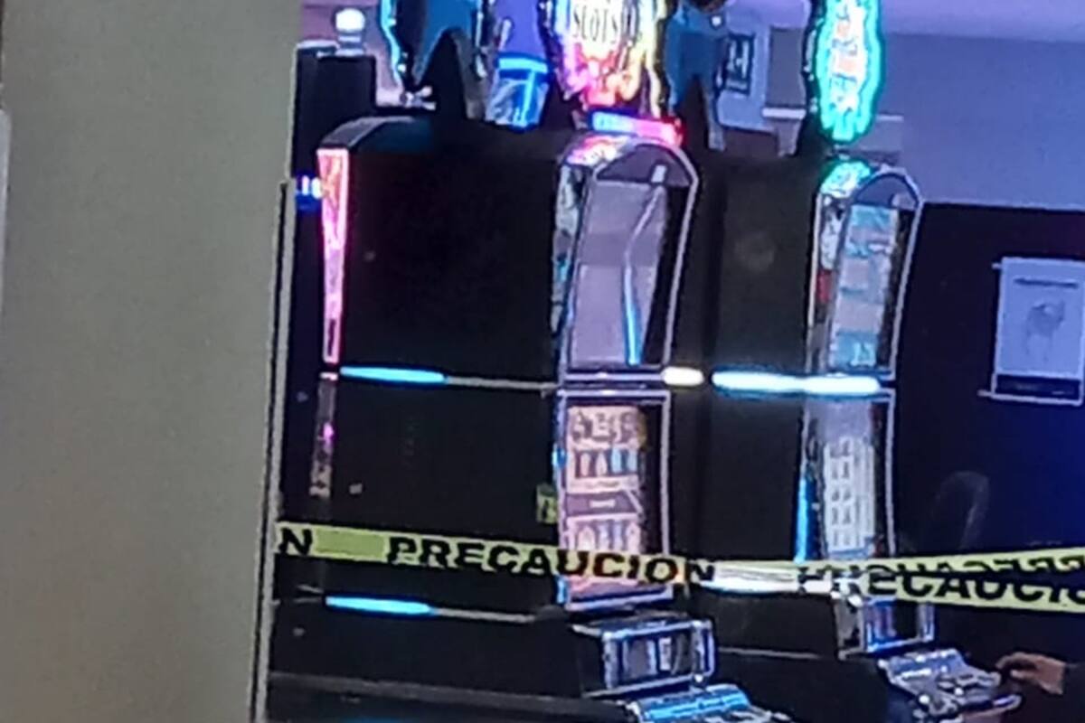 Clausuran máquinas de dos casinos por adeudo millonario