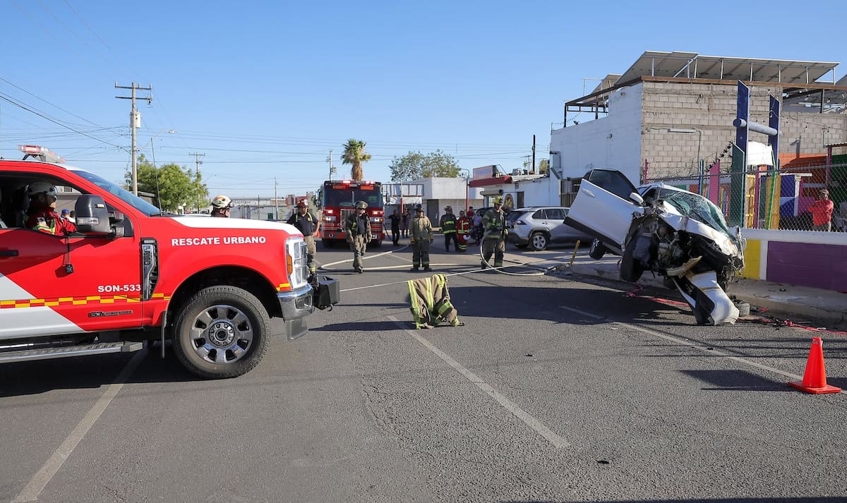 Bomberos y paramédicos de Cruz Roja atendieron al conductor, quien sufrió heridas leves. El incidente fue atendido por Tránsito Municipal. Foto: Eleazar Escobar