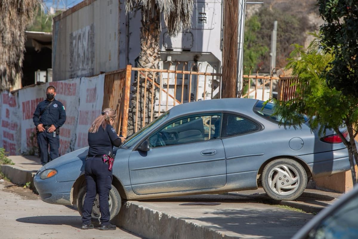 La víctima recibió un disparo en una pierna y el asaltante quedó atorado con su vehículo al intentar escapar. Foto: Border Zoom