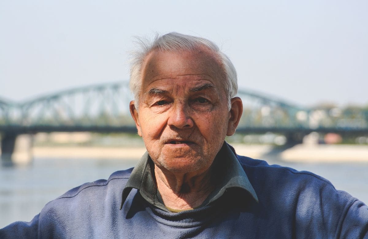 Estudio revela que el 45% de los adultos mayores mejora su salud física o cognitiva en la tercera edad, cuestionando la idea de que envejecer implica deterioro | Foto: Especial (canva)