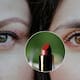 El truco del labial rojo debajo del corrector para cubrir ojeras oscuras