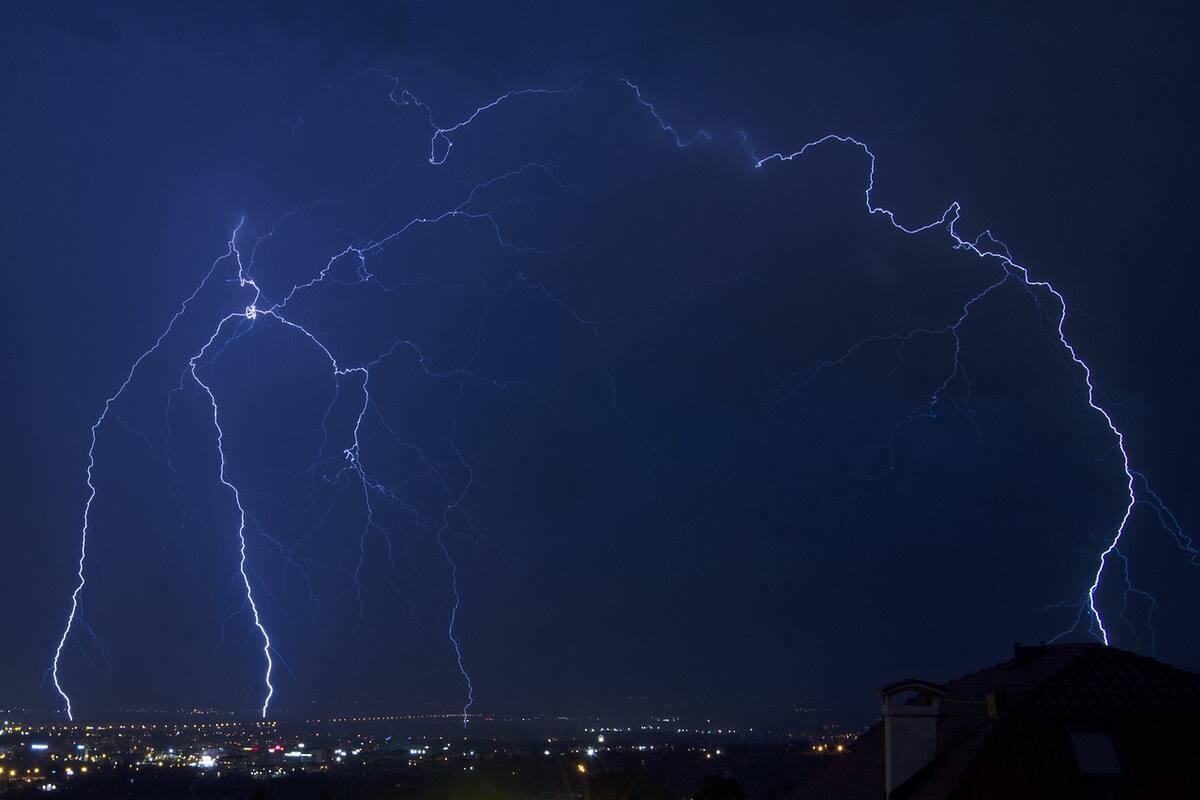 Mueren 6 personas tras impacto de un rayo en China