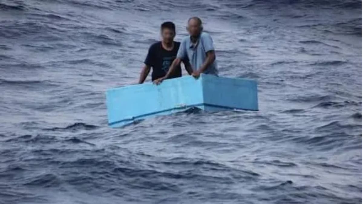 Los pescadores pasaron cinco días a la deriva en el Pacífico mexicano después de que una fuerte ola hundiera su embarcación. (Armada de México)