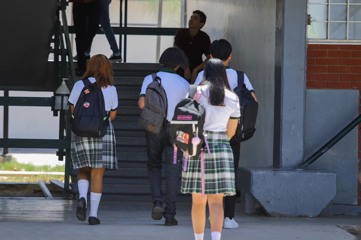 Estudiantes de Conalep dan a beber ácido a su compañero, en SLRC