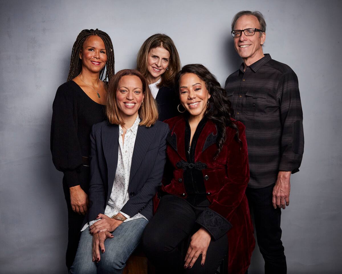 En esta foto del 26 de enero de 2020, Sil Lai Abrams, de pie a la izquierda, la directora Amy Ziering, el director Kirby Dick, Drew Dixon, sentada a la izquierda, y Sheri Hines posan durante la promoción de su documental "On the Record" durante el Festival de Cine de Sundance, en Park City, Utah. La película ofrece un retrato íntimo del acoso sexual en la industria de la música. (Foto por Taylor Jewell/Invision/AP, Archivo)