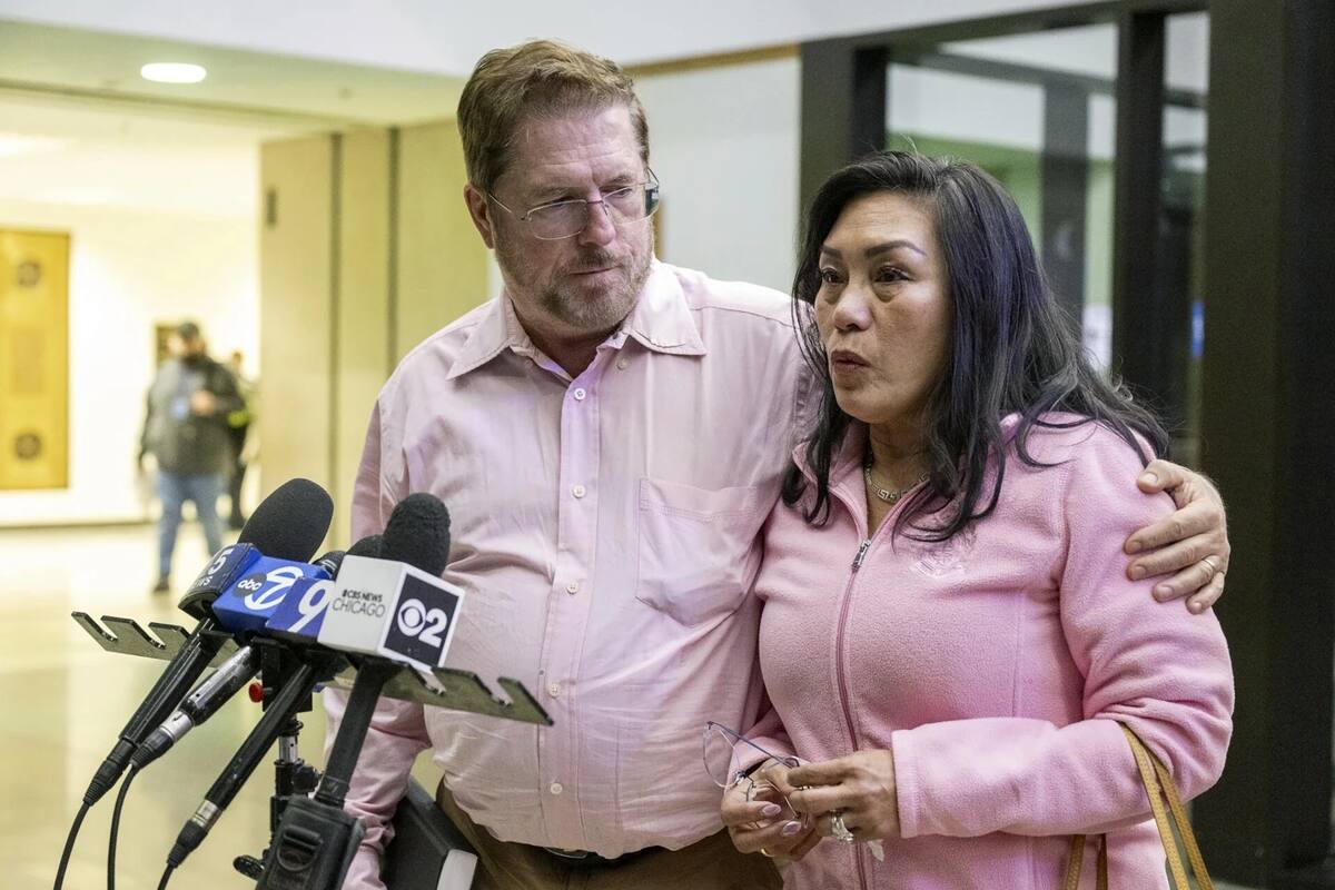 Arnold y Maggie Walker, hermano y cuñada del rentero Frances Walker, hablan luego de que Sandra Kolalu fuera declarada culpable por el asesinato. | AP