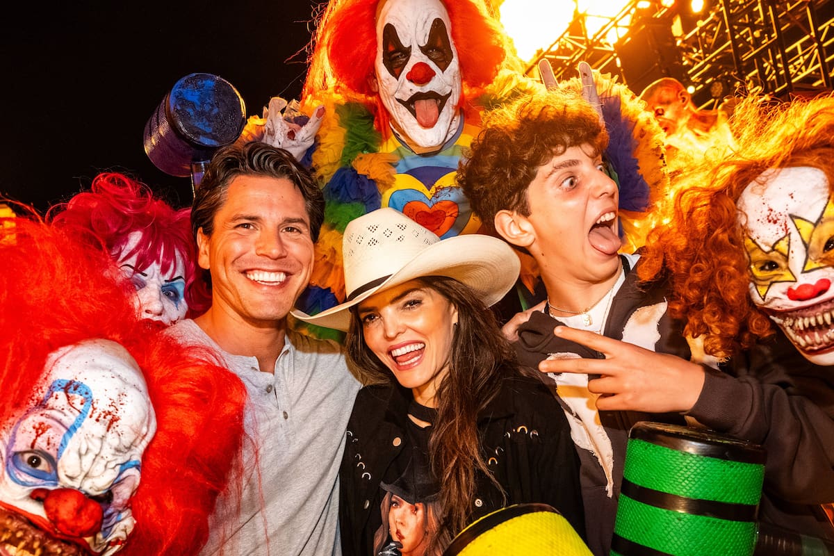 Entre gritos y risas: Ana Bárbara recorre el terror en Universal Studios