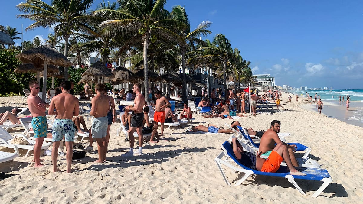 La ocupación hotelera en el Caribe mexicano bajó a 65% después de varios meses por encima del 70%; el sector turístico observa menor flujo de turistas, menos operaciones aéreas y reservas lentas antes del Mundial 2026