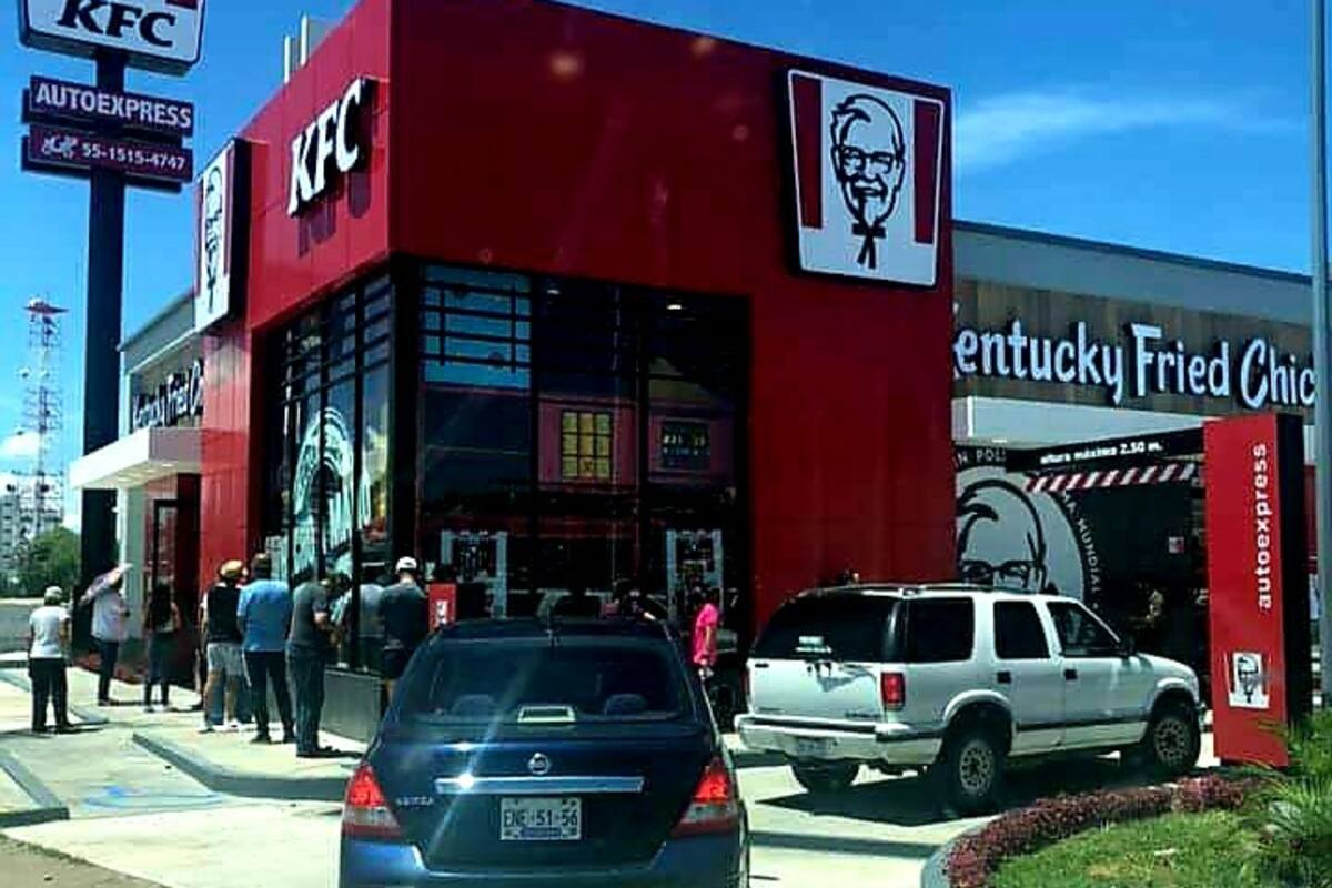 Abren primer KFC en Parral, Chihuahua, y la gente enloquece; hacen largas filas