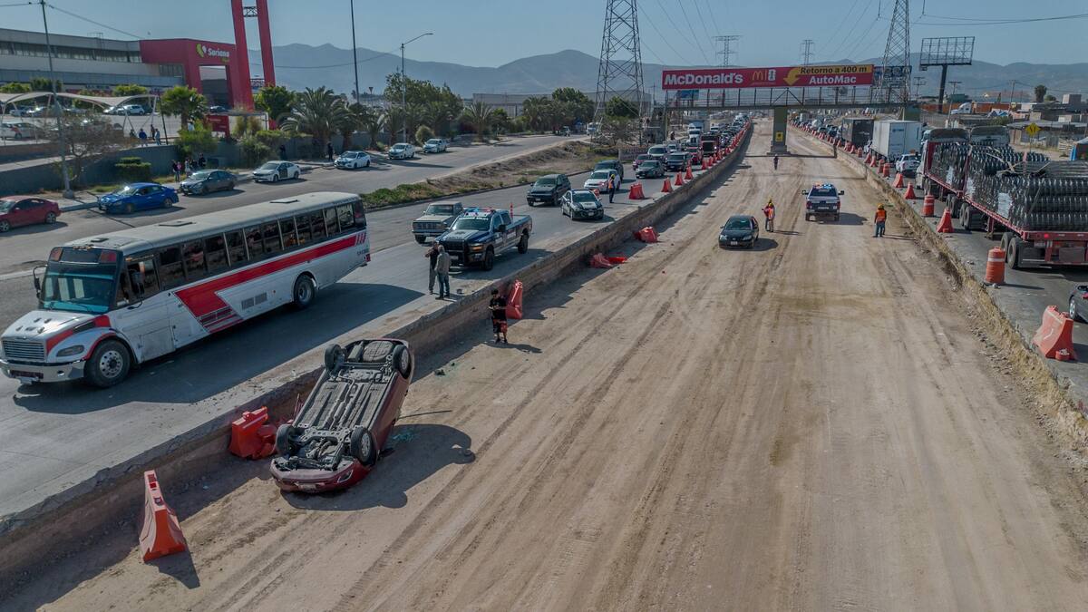 El accidente ocurrió a la altura de la plaza Oasis, donde el vehículo terminó dentro del área de construcción de carriles confinados. Foto: Border Zoom