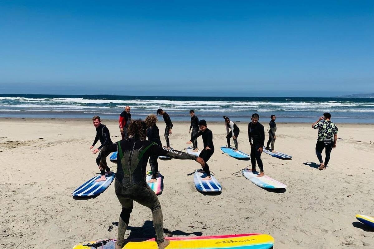 Aprovechan la temporada de calor para enseñar surf