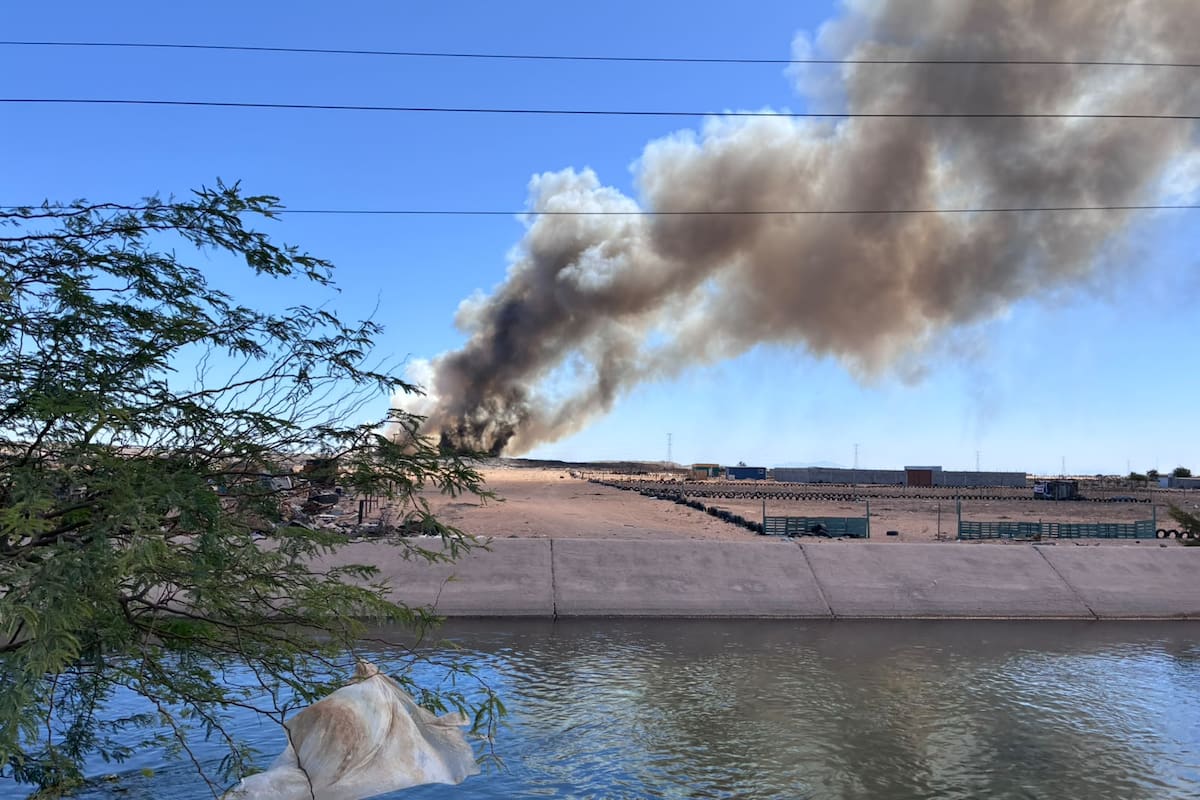 Columna de humo cubre parte de SLRC por incendio en el basurero municipal
