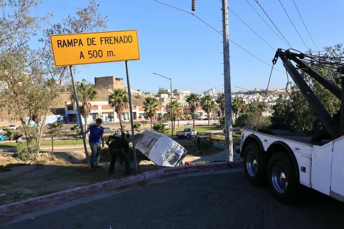 Un camión de Zippy Logística volcó en el Libramiento Rosas Magallón, en Tijuana. El operador resultó lesionado y fue trasladado a un hospital. Foto: Sergio Ortiz