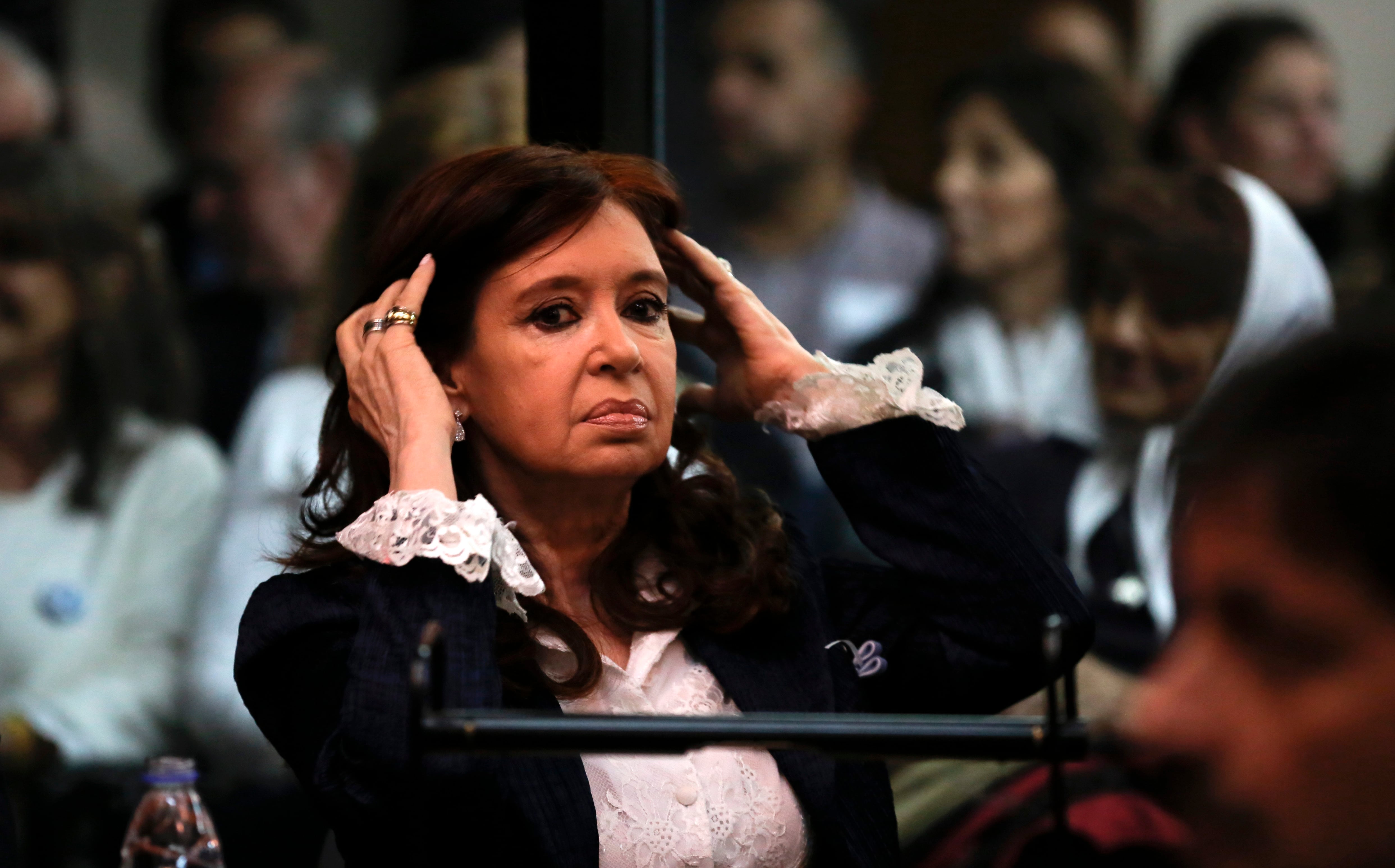 El fallo incluye propiedades y activos de Cristina Fernández, Máximo y Florencia Kirchner, valuados en más de 500 millones de dólares, que podrían venderse para cubrir el monto reclamado. (AP Foto / Marcos Brindicci)