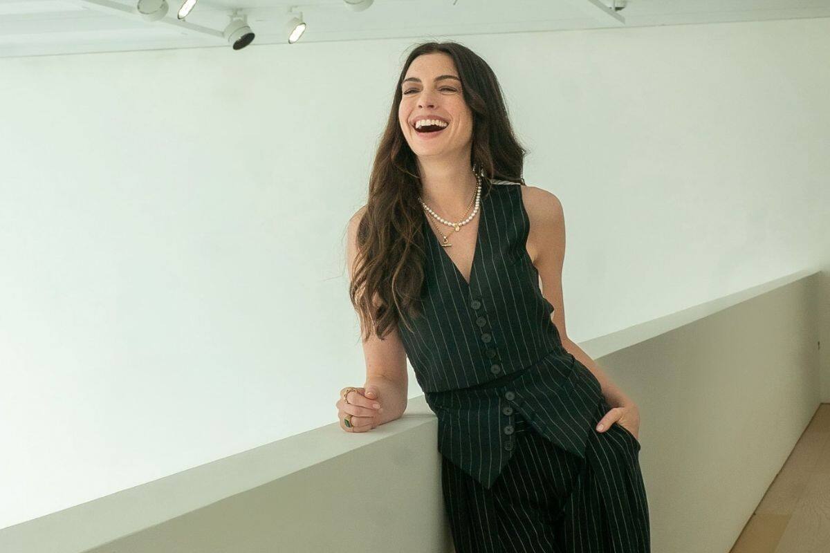 Anne Hathaway sufre aparatosa caída en el rodaje de “El Diablo Viste a la Moda 2″ y su reacción causa furor en redes