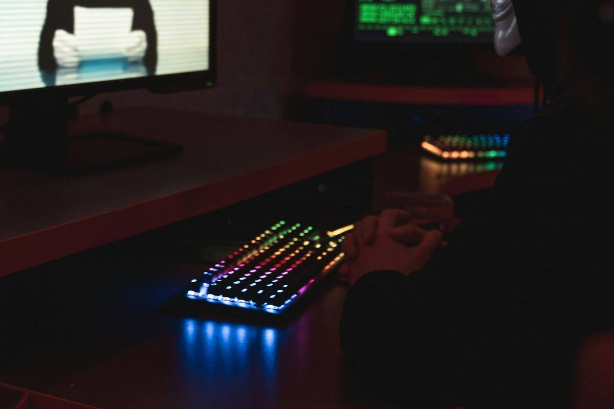 Intentó destruir el internet de la ciudad para evitar que vean su video en redes