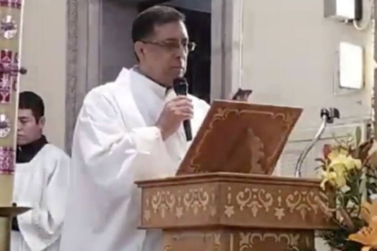 Momento en el que sacerdote mexicano recibe llamada del Papa en plena misa virtual