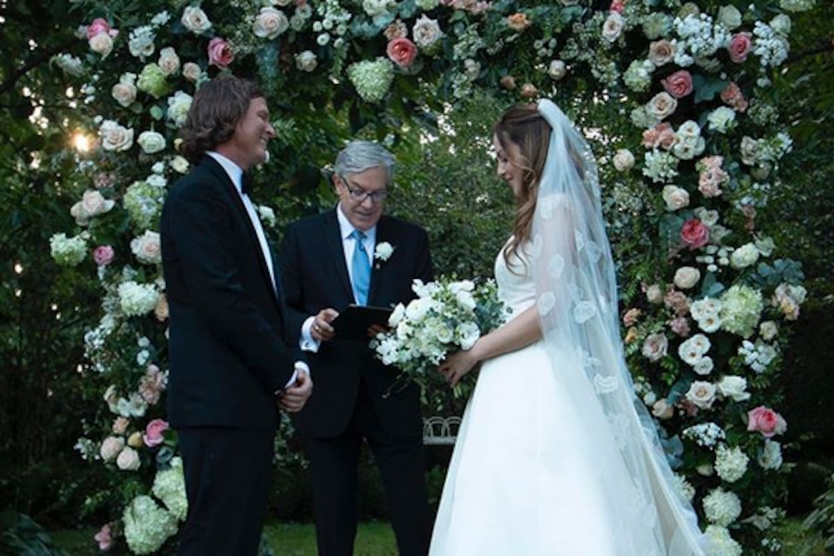 ¡Se casó en secreto!: Elizabeth Gillies comparte las primeras imágenes de su boda