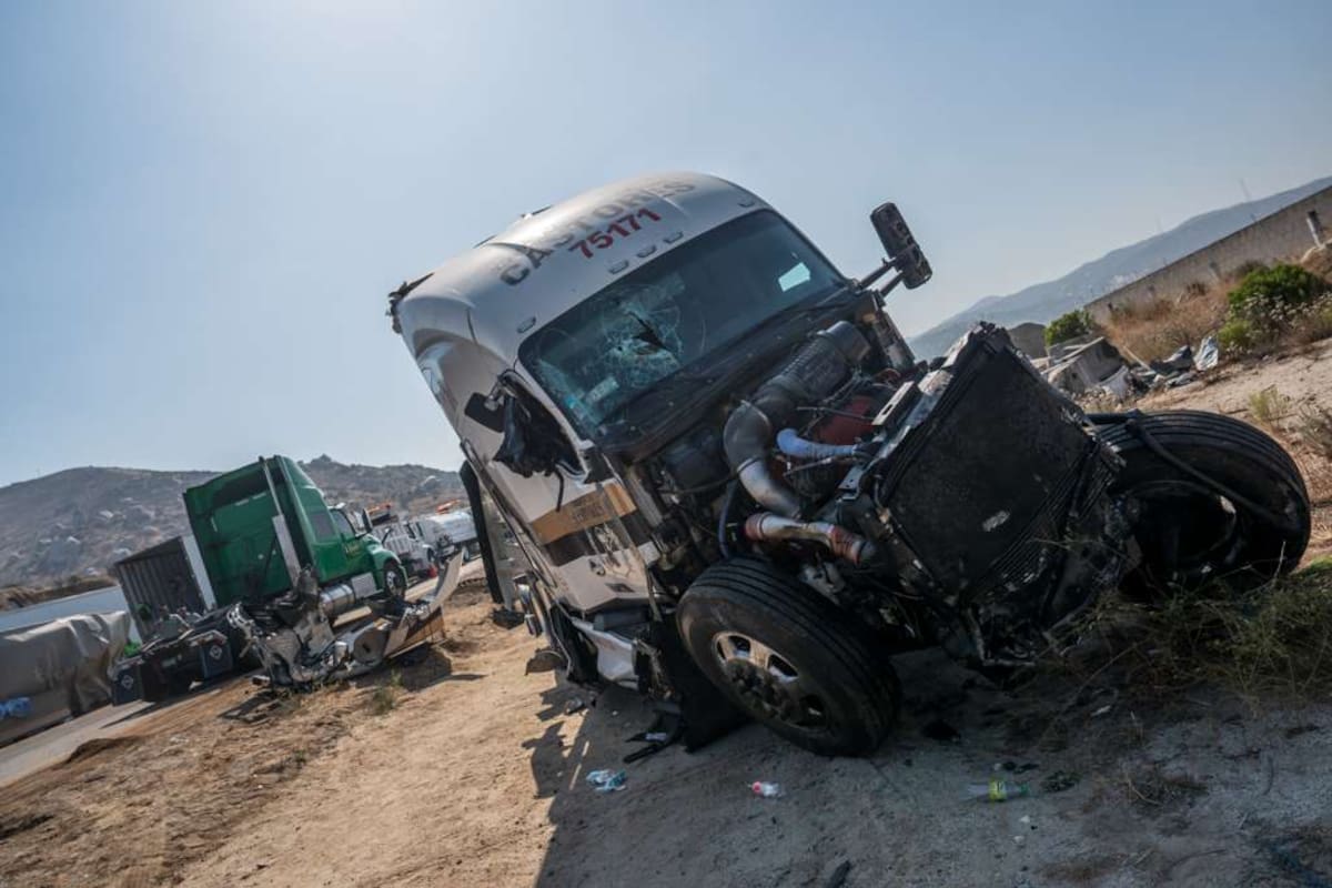Tráiler vuelca y bloquea la carretera libre Tijuana–Mexicali en Tecate
