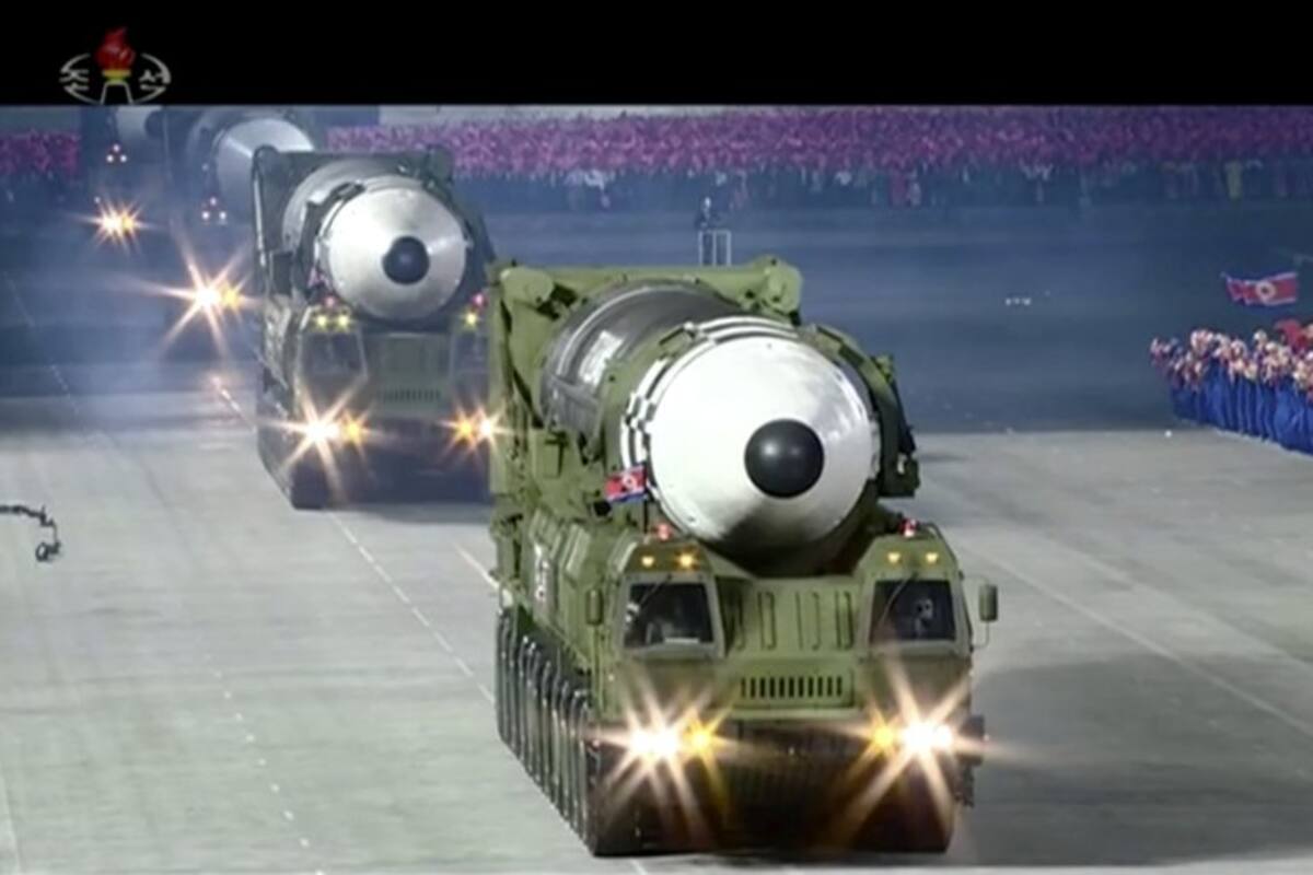 Corea del Norte presenta "monstruoso" misil de largo alcance en desfile militar