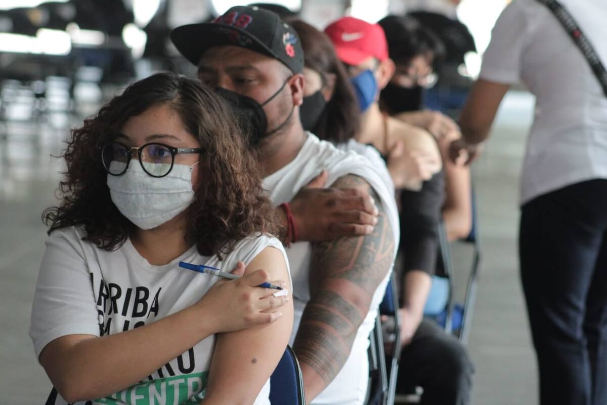 Jóvenes de CDMX agotan vacunas Sputnik; gobierno capitalino comienza a aplicar biológicos de AstraZeneca