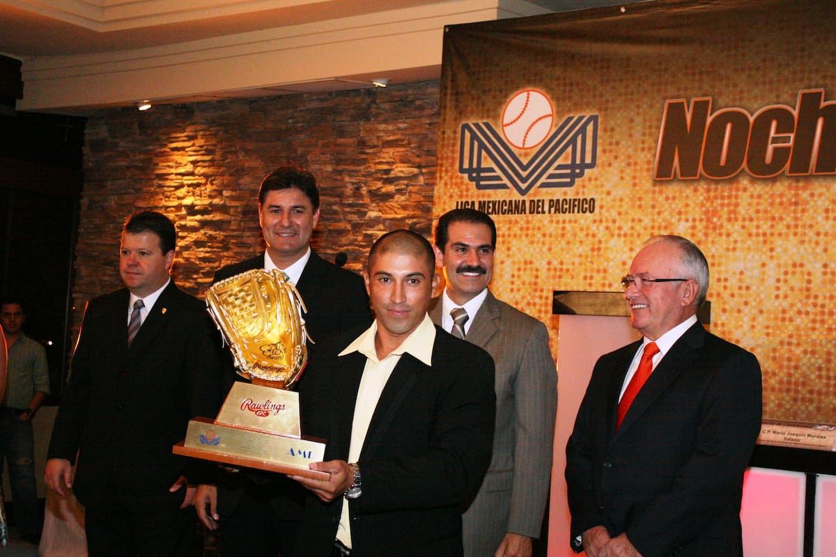 Carlos Gastélum recibe el Guante de Oro de la temporada 2009-10, misma en la que Hermosillo fue campeón de la LMP. (Foto: Archivo GH)