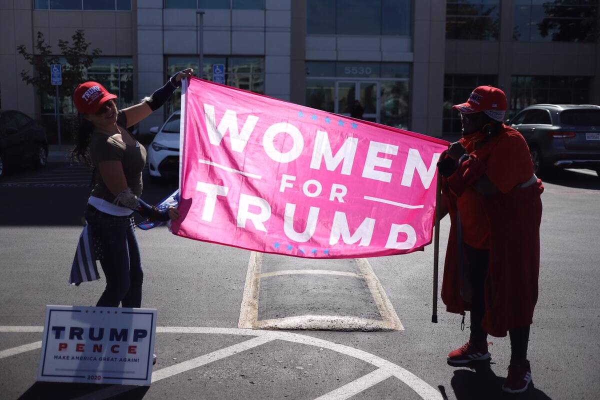 Simpatizantes de Trump acuden a la Oficina del Registro Electoral de SD