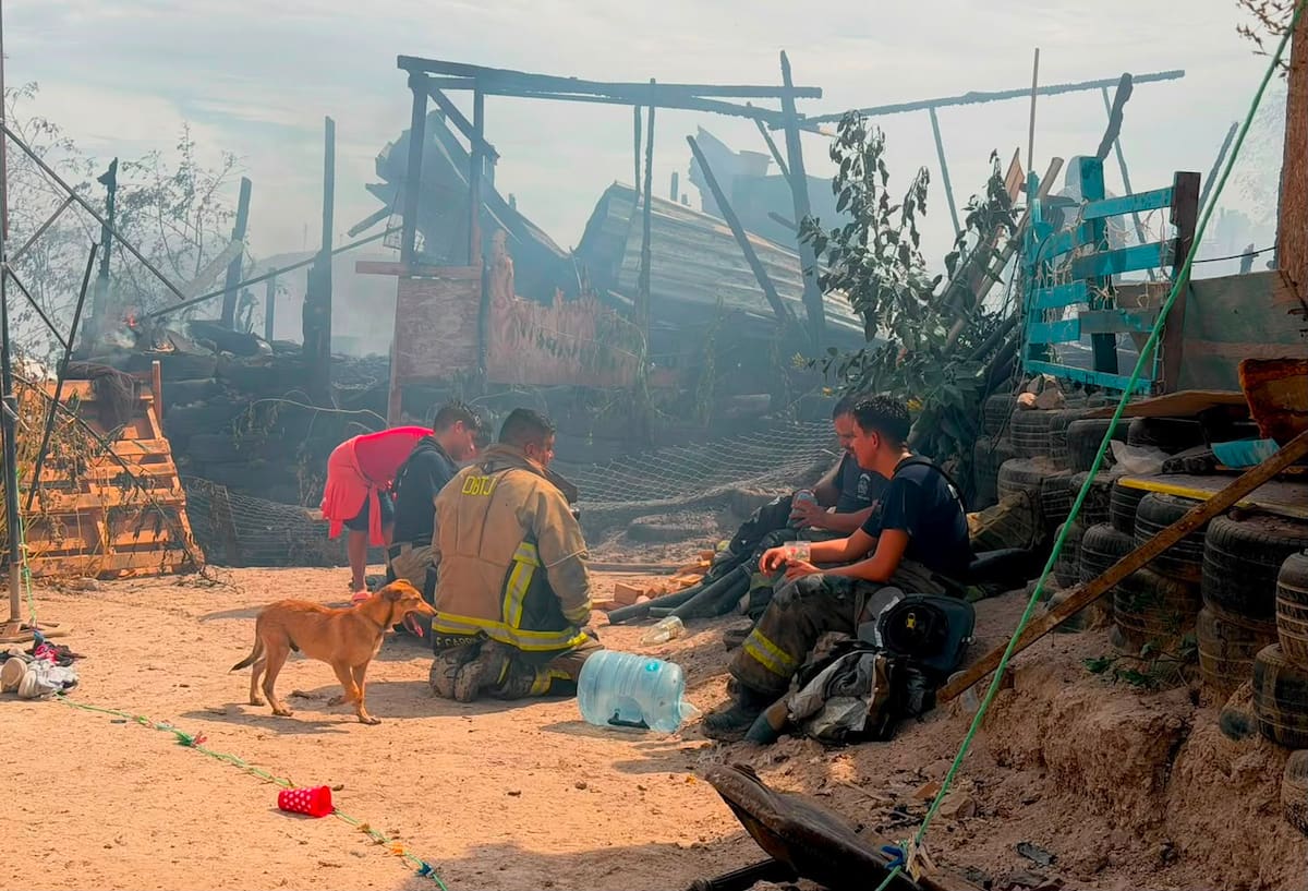Un incendio registrado en la colonia Cerro Colorado, en Tijuana, dejó tres viviendas con pérdida total y una más con daños parciales; vecinos rescataron a una persona antes de la llegada de los bomberos.
Fotos: Border Zoom.