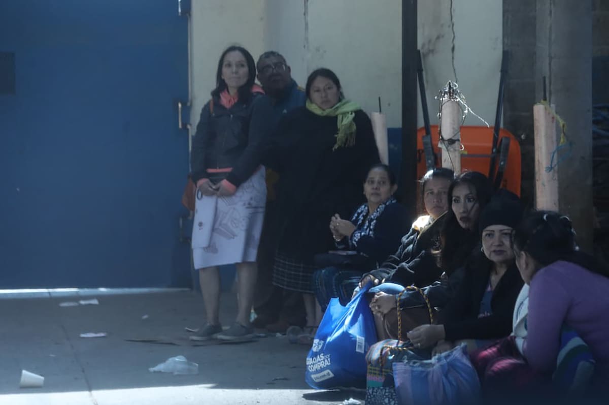 (260118) FRAIJANES, 18 enero, 2026 (Xinhua) Personas esperan frente al Centro de Detención para Hombres Fraijanes II después de un motín, en el municipio de Fraijanes, Guatemala, el 18 de enero de 2026. (Xinhua/Str) (rtg) (da)