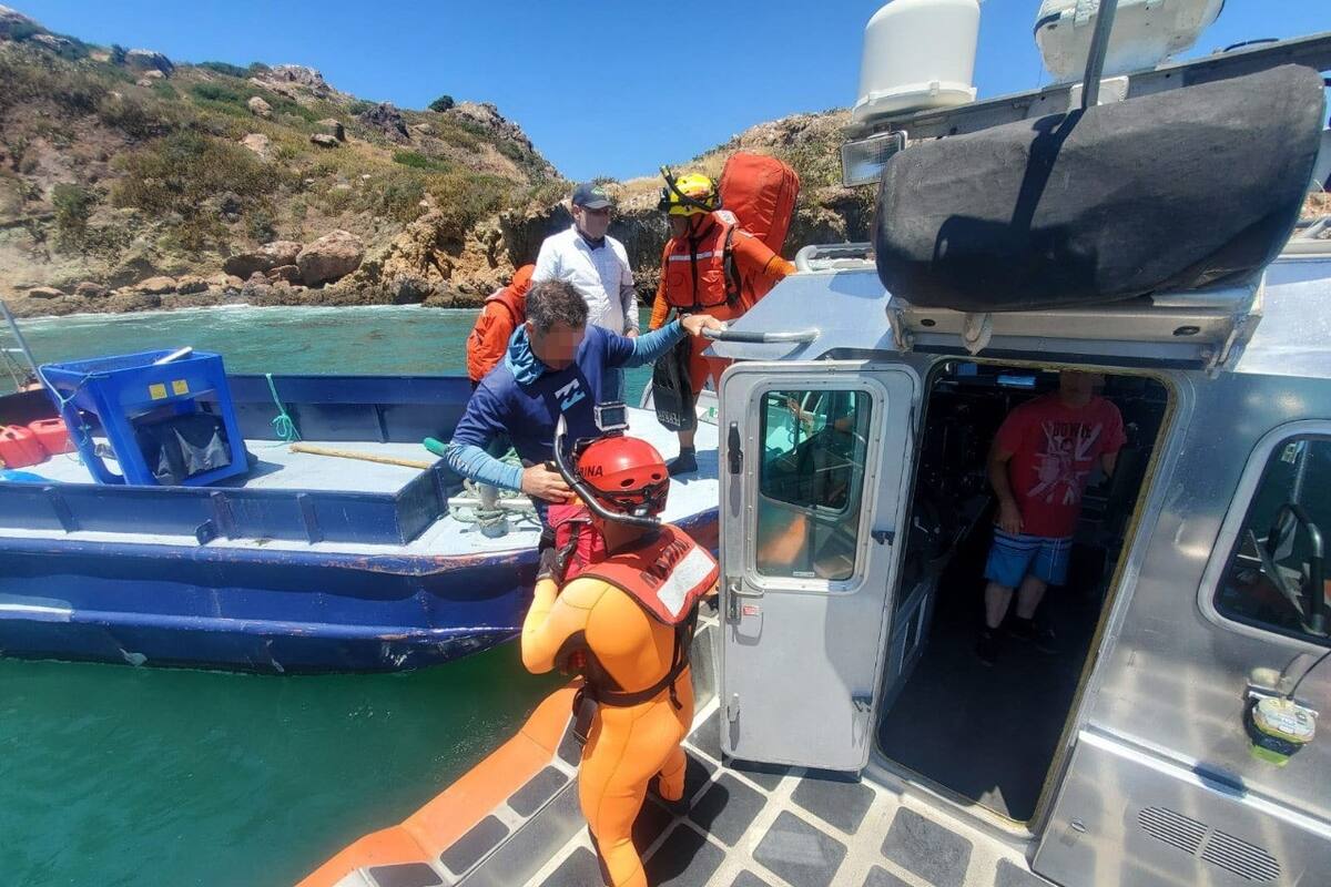 Rescatan a tres personas en Isla Todos Santos