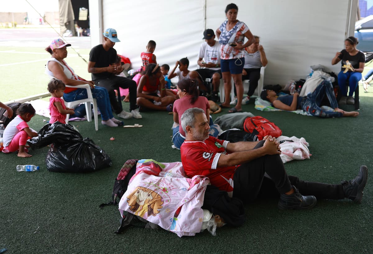 (260626) LA GUAIRA, 26 junio, 2026 (Xinhua) Personas afectadas descasan en el polideportivo José María Vargas luego de que se registraran dos terremotos, en La Guaira, estado La Guaira, Venezuela, el 26 de junio de 2026. Aumentó a 920 la cifra de las personas fallecidas a causa de los dos sismos de magnitud superior a 7 en la escala de Richter registrados el pasado 24 de junio en Venezuela, confirmó el viernes el presidente de la Asamblea Nacional, Jorge Rodríguez. (Xinhua/Marcos Salgado) (ms) (ra) (vf)