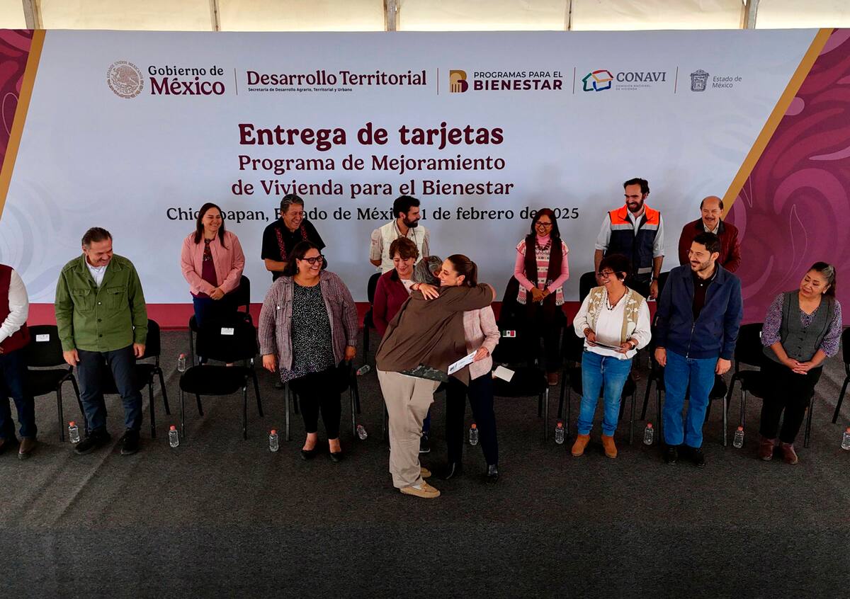 Chicoloapan, Estado de México, La presidenta Claudia Sheinbaum entregando tarjetas del programa de mejoramiento de vivienda para el bienestar. / Gobierno de México.