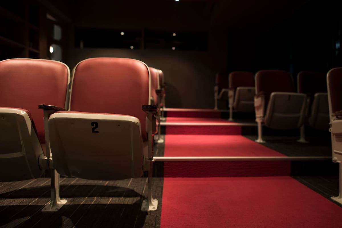 Hombre de 51 años se queda atrapado toda la noche en un cine de Monterrey tras quedarse dormido por cansancio laboral, quienes lo liberaron por la mañana sin ofrecerle ninguna explicación ni disculpa