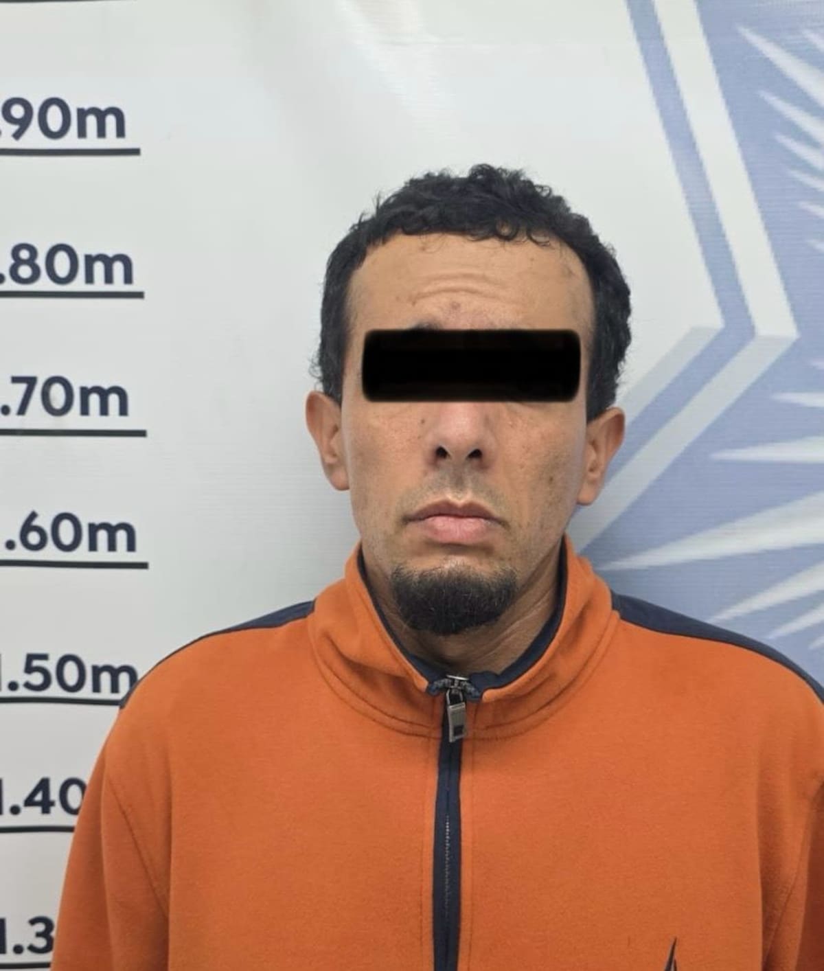 Una pareja que viajaba con dos menores fue detenida en Rosarito tras ser sorprendida en posesión de un vehículo con reporte de robo y una lona con un mensaje de un presunto grupo delictivo. Foto: Cortesía