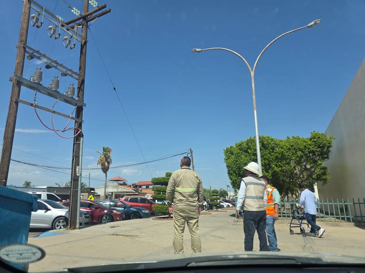 El desperfecto en un transformador provocó altas temperaturas dentro del Hospital General de Zona No. 12; personal de la CFE y del IMSS trabajaba para restablecer el servicio l Foto: Cortesía