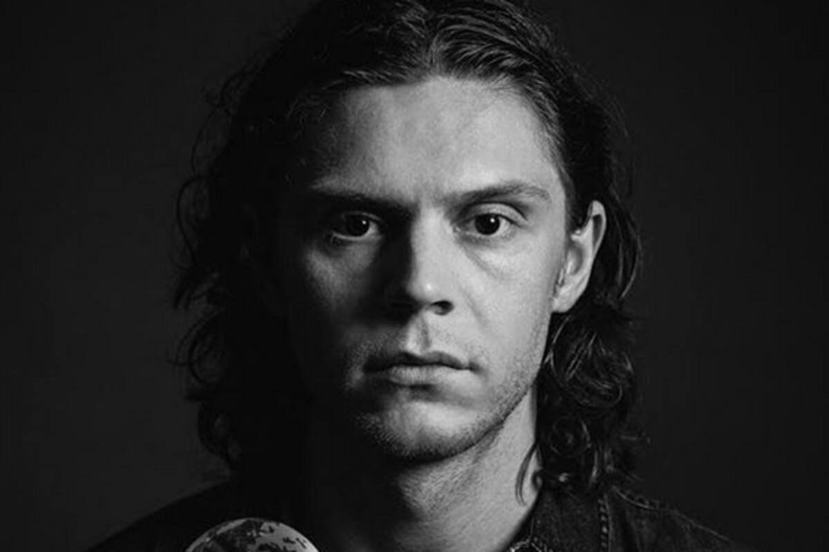 Evan Peters se disculpa tras compartir un video violento