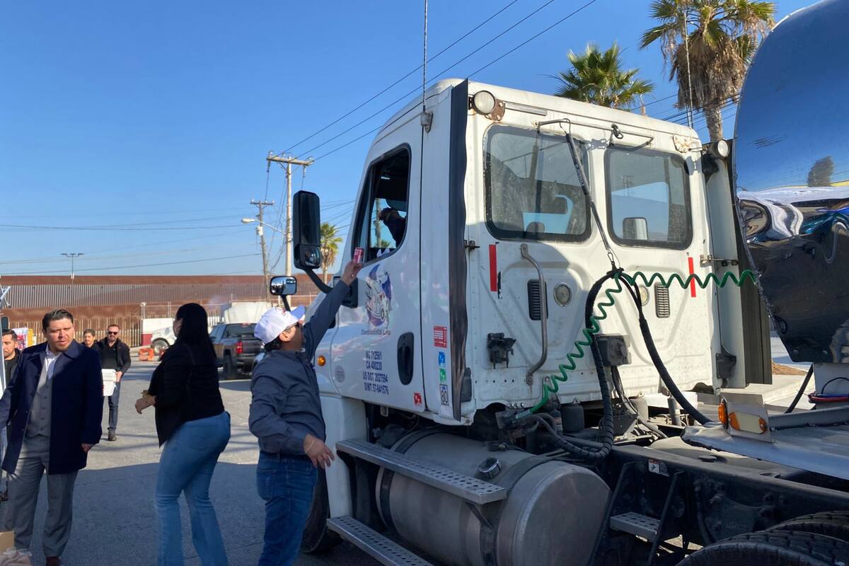 Regalan comida a transportistas