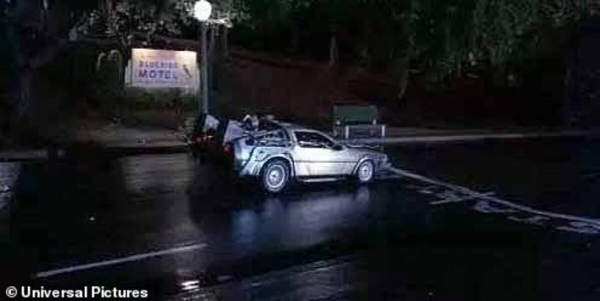 Cartel sucio: Marty alinea el DeLorean en una línea de inicio visiblemente sucia y descolorida. / Foto: Universal Pictures