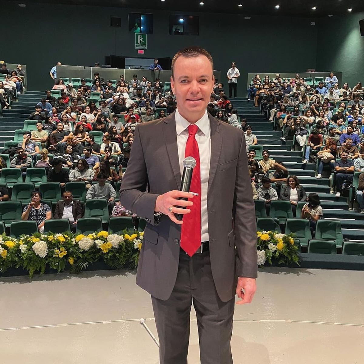 La ceguera no fue solo una prueba personal, sino el catalizador para descubrir lo que realmente lo apasionaba: Ayudar a otros a desarrollar una mentalidad resiliente.