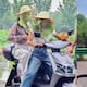 La tendencia de usar hojas de loto como protector solar resurge en TikTok este 2026, pero expertos advierten que practicar agujeros para los ojos reduce peligrosamente la visibilidad y aumenta el riesgo de accidentes viales