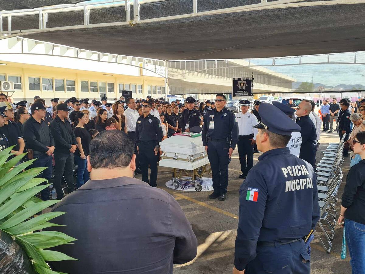 En el evento de despedida del oficial estaba presente el alcalde de Hermosillo, Antonio Astiazarán Gutiérrez y su esposa Paty Ruibal, la familia del oficial y altos mandos de la corporación municipal.