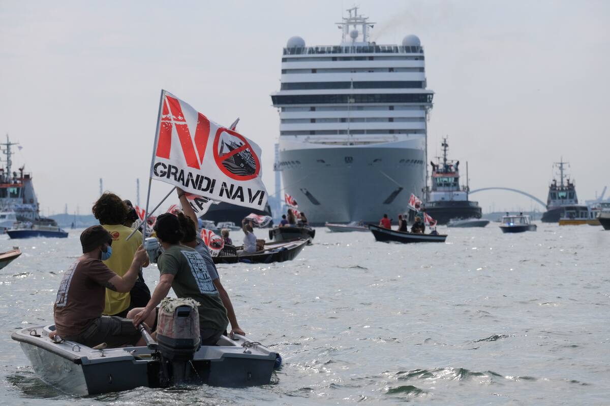 A pesar de las protestas locales, zarpa el primer crucero post-covid en Venecia
