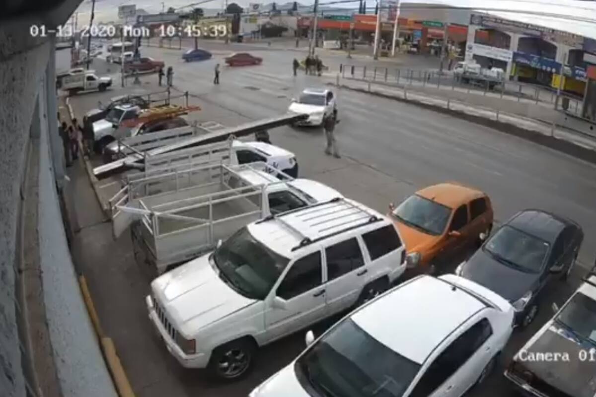 VIDEO: Arrolla a peatón y choca seis automóviles en Chihuahua
