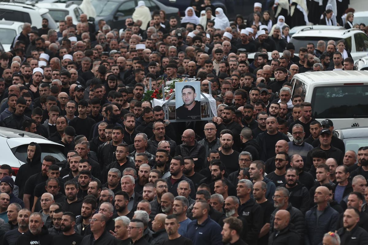 Dolientes drusos de la aldea de Ain Kenia, en los Altos del Golán controlados, asistieron al funeral de Zaher Bishara, de 38 años, que murió por un cohete de Hezbollah lanzado desde el sur del Líbano y que impactó en un edificio industrial en la ciudad de Kiryat Shmona, en el norte de Israel. 27 de marzo de 2024. Hezbollah asumió la responsabilidad de disparar decenas de cohetes contra Kiryat Shmona y otras localidades de los alrededores; el bombardeo se llevó a cabo en respuesta a un ataque de las FDI contra la ciudad de al-Habariya, en el que murieron siete personas. (Líbano, Hizbulá/Hezbolá) EFE/EPA/ATEF SAFADI