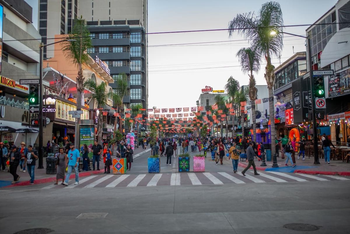 Negocios y restaurantes de la zona se sumaron a la celebración decorando fachadas y ofreciendo dulces. Foto: Border Zoom